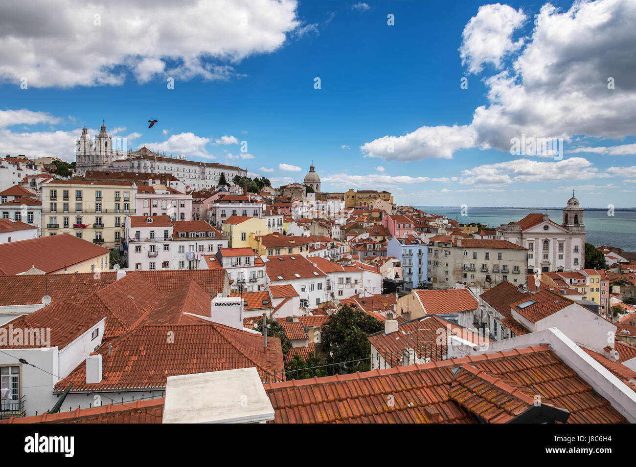 Luftaufnahme der Stadt Lissabon und Tejo mit roten Dächern und Sehenswürdigkeiten Stockfoto