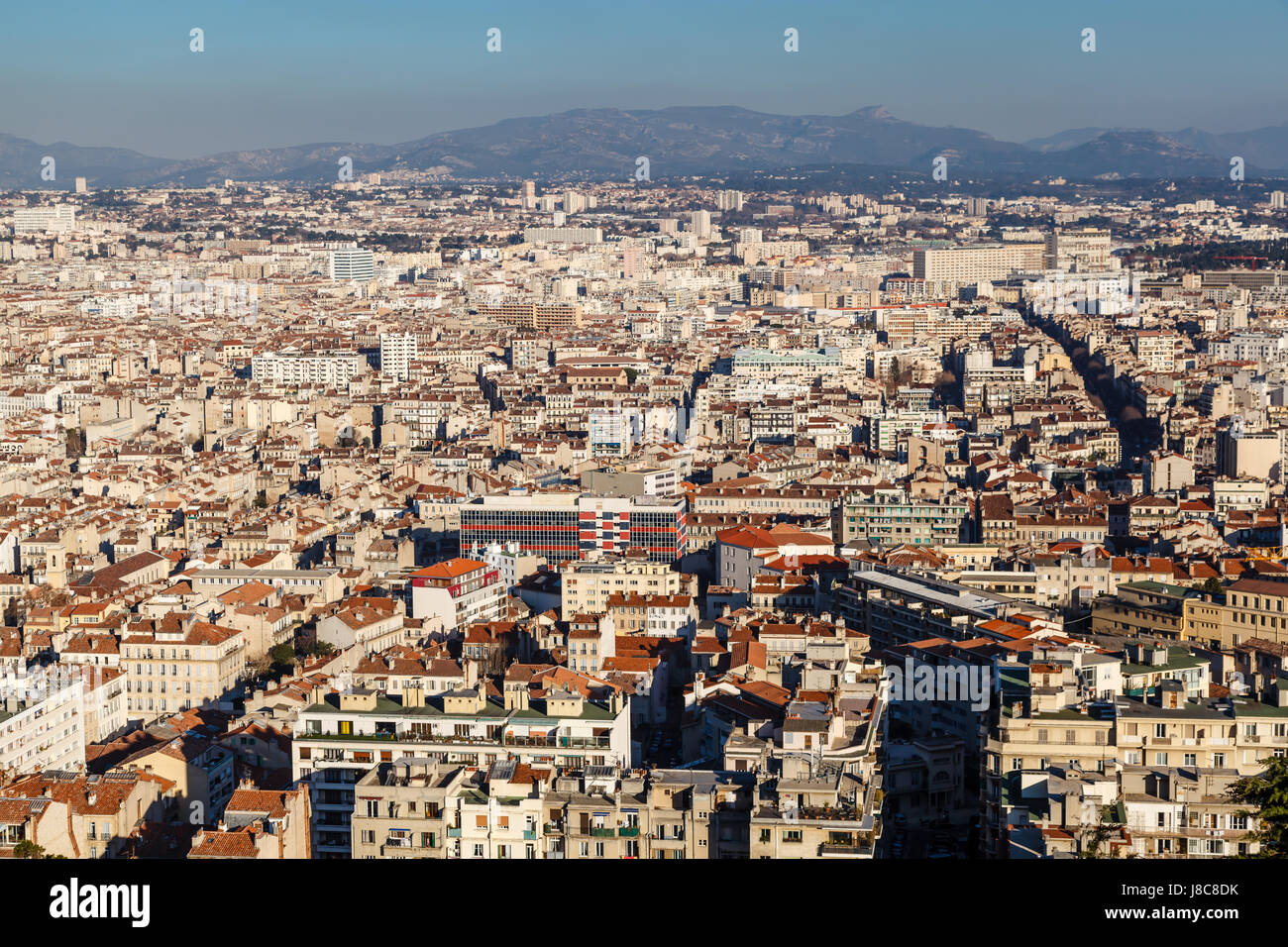 Luftaufnahme der Stadt Marseille und die Berge im Hintergrund, Frankreich Stockfoto