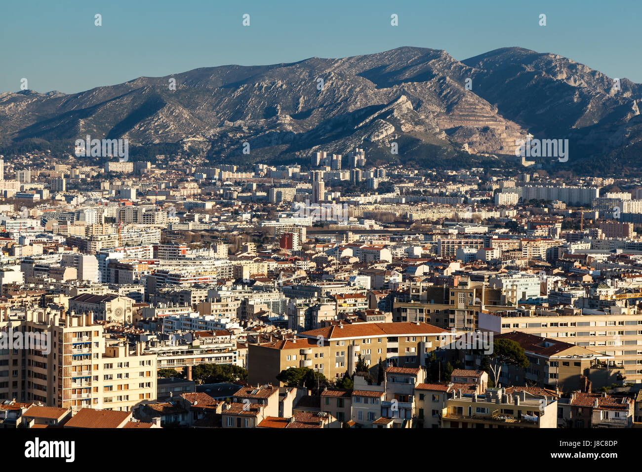 Luftaufnahme der Stadt Marseille und die Berge im Hintergrund, Frankreich Stockfoto