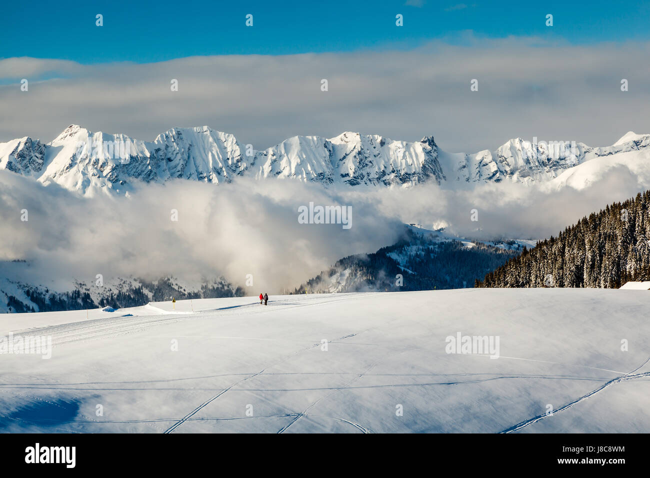 Panoramablick auf Berge und zwei Passanten in Französische Alpen im Winter Stockfoto