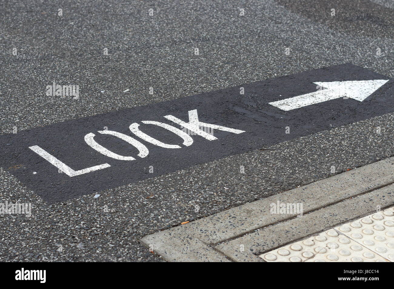 Schauen Sie rechts gedrucktes Zeichen auf dem asphalt Stockfoto