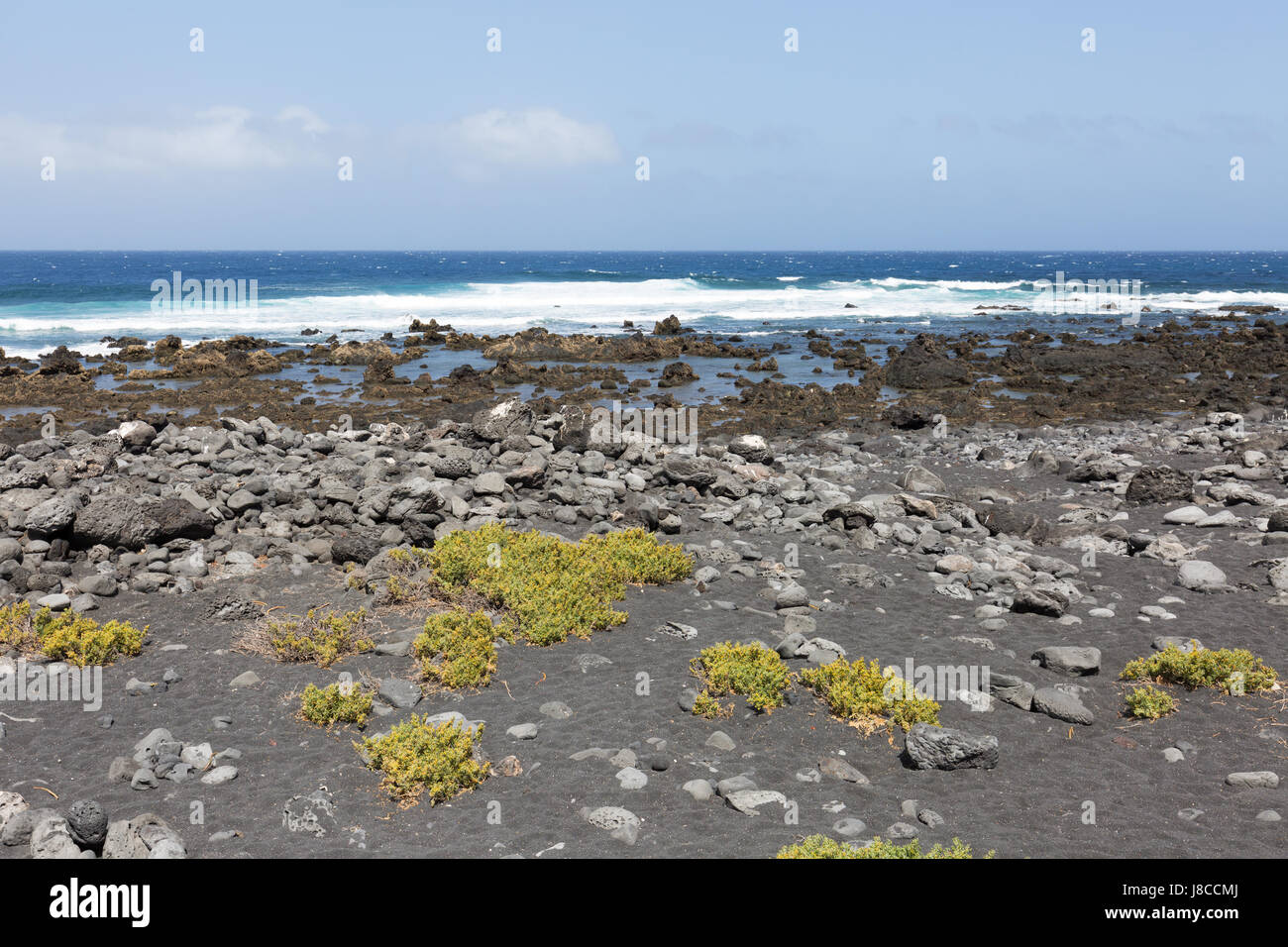 Lanzarote-Küste - verlängern alte Lavaströme bis zum Meer, Westküste, Lanzarote, Kanarische Inseln Europas Stockfoto