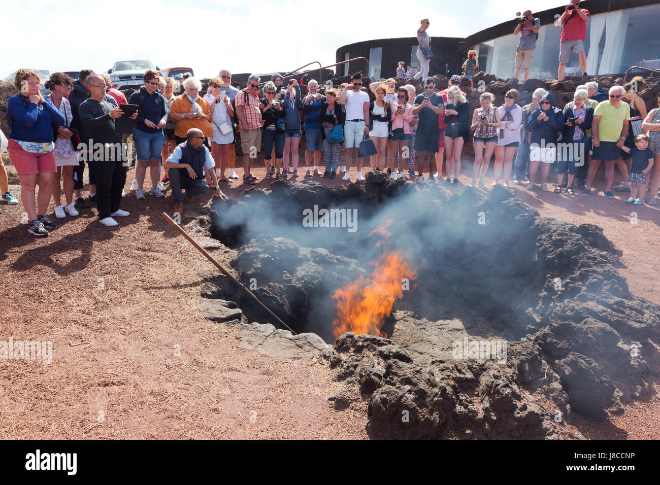 Lanzarote-Nationalpark Timanfaya - Demonstration der vulkanischen Aktivität an Touristen, Nationalpark Timanfaya, Lanzarote, Kanarische Inseln, Europa Stockfoto