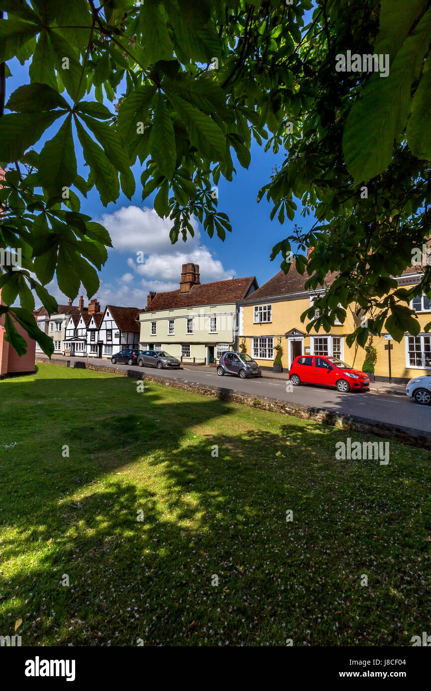 DEDHAM HOHE STRAßE MIT HÜBSCHEN HÄUSERN Stockfoto