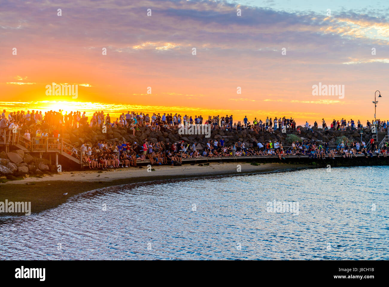 Melbourne, Australien - 28. Dezember 2016: Menschen verbringen Zeit auf St. Kilda Beach bei Sonnenuntergang an einem heißen Sommertag, Victoria, Australien Stockfoto