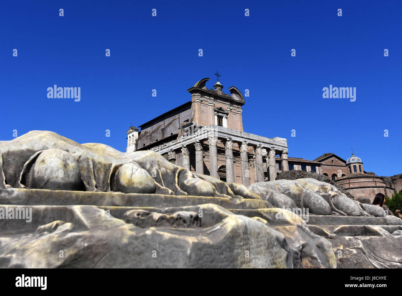 Die Tempel des Antoninus Pius und der Faustina, in der Antike Roman Forum, Rom, Italien. Stockfoto