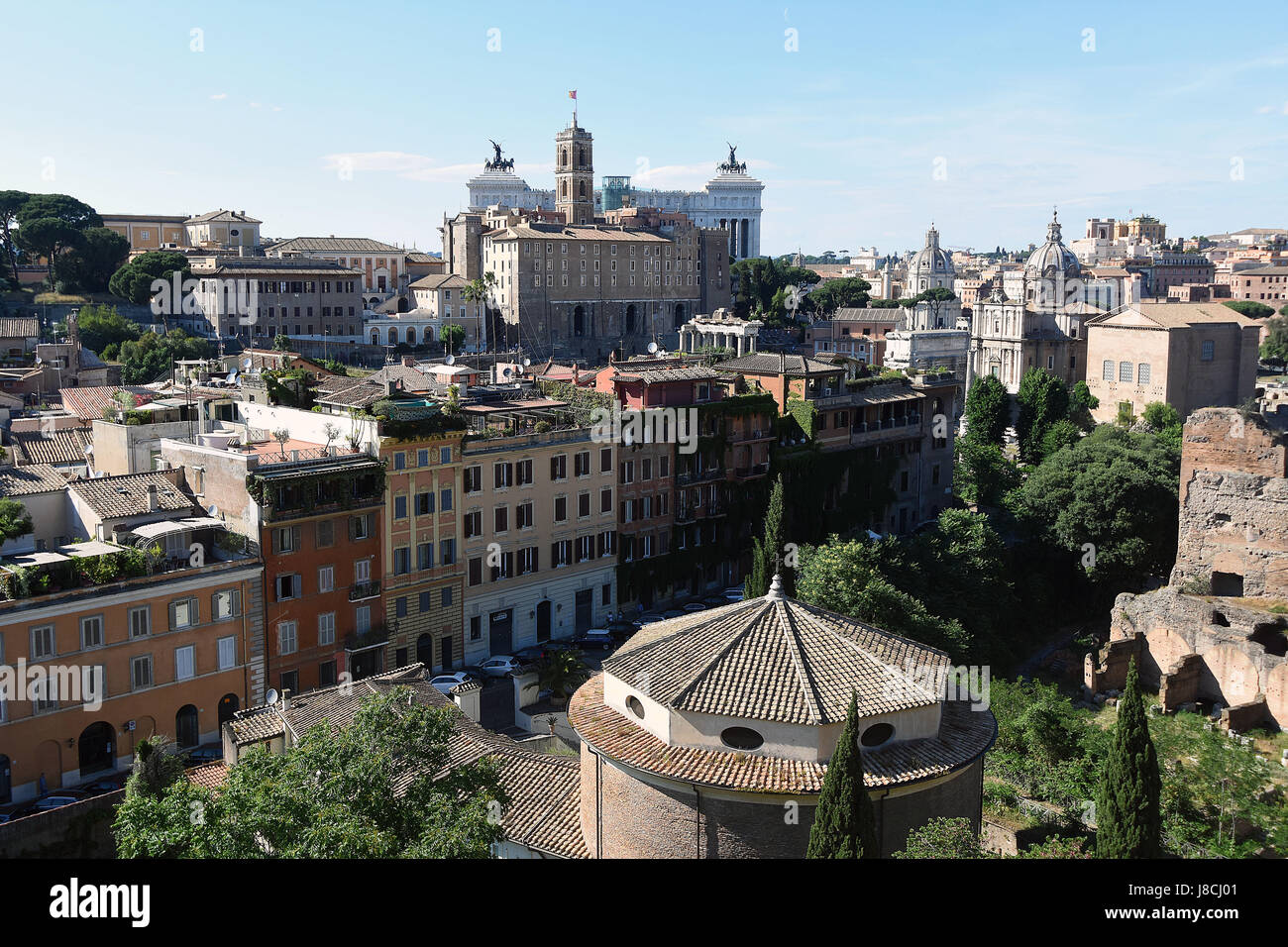 Ein Blick auf moderne Rom mit dem Senat-Haus aus dem Forum im Vordergrund. Stockfoto