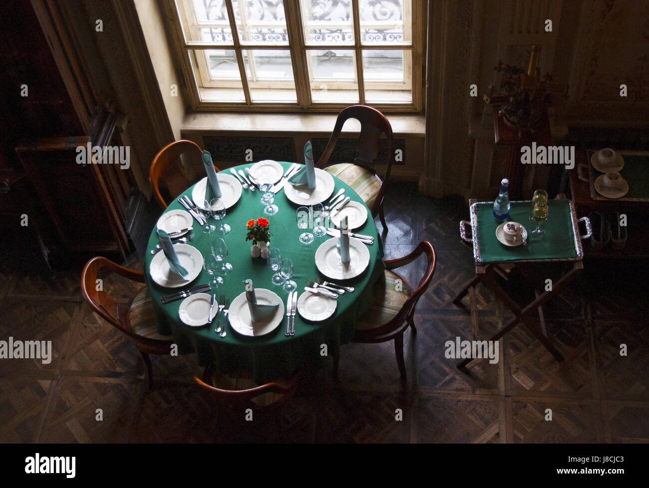 Moskau: set Tisch in den Innenräumen des Cafe Pushkin, ein berühmtes Restaurant eröffnete im Jahr 1999 in ein Barockschloss aus dem 19. Jahrhundert im Zentrum der Stadt Stockfoto