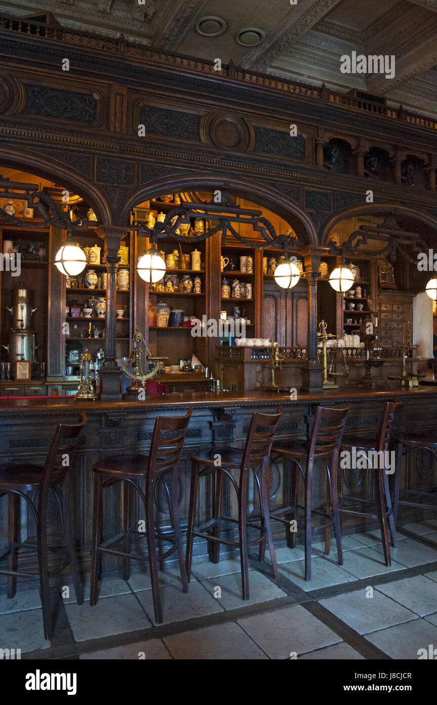 Moskau: der Zähler und die Apotheke Saal des Cafe Pushkin, berühmten Restaurant und die Bar eröffnet im Jahr 1999 im Inneren eine barocke Herrenhaus aus dem 19. Jahrhundert Stockfoto