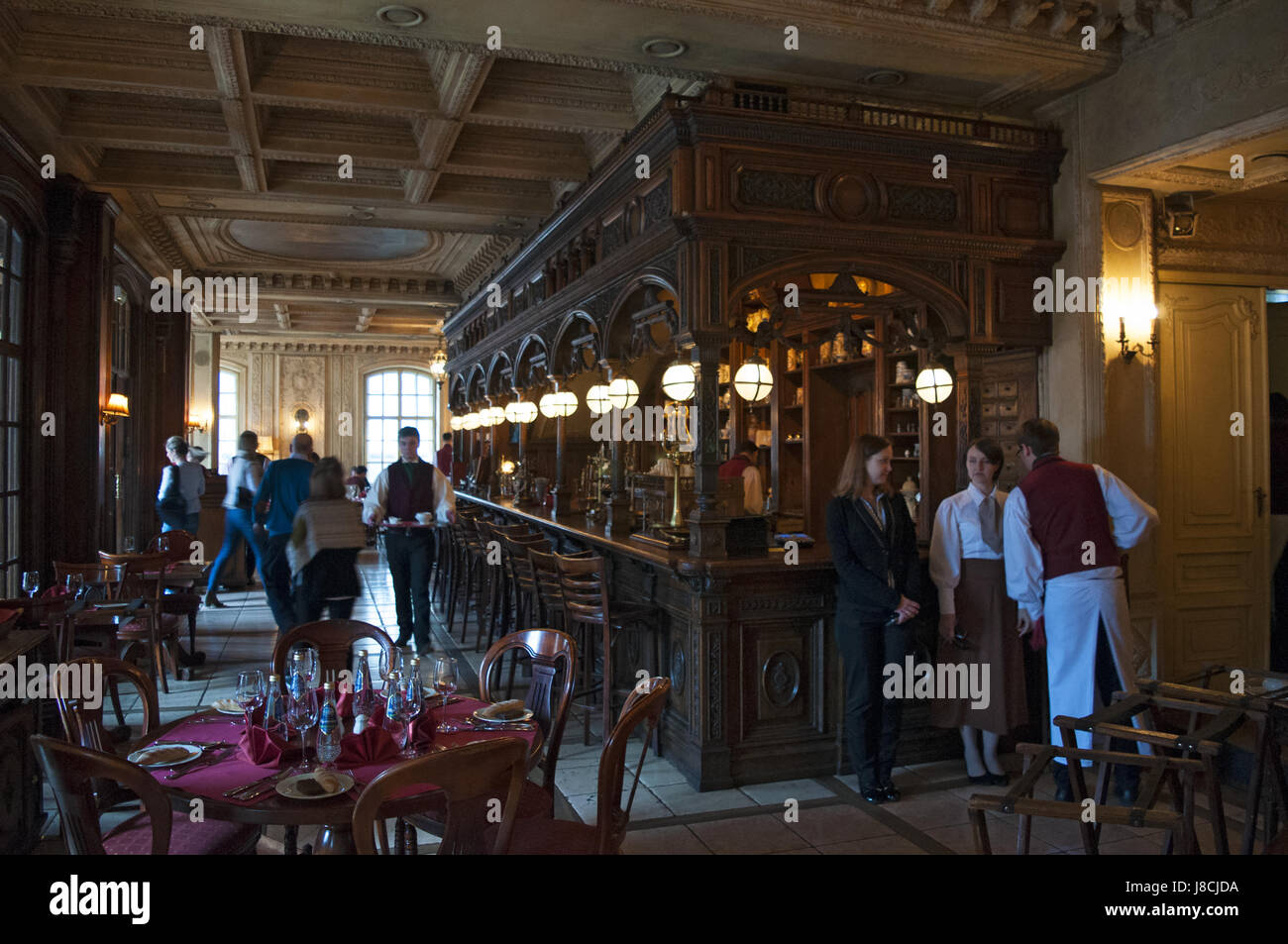 Moskau: der Zähler und die Apotheke Saal des Cafe Pushkin, berühmten Restaurant und die Bar eröffnet im Jahr 1999 im Inneren eine barocke Herrenhaus aus dem 19. Jahrhundert Stockfoto