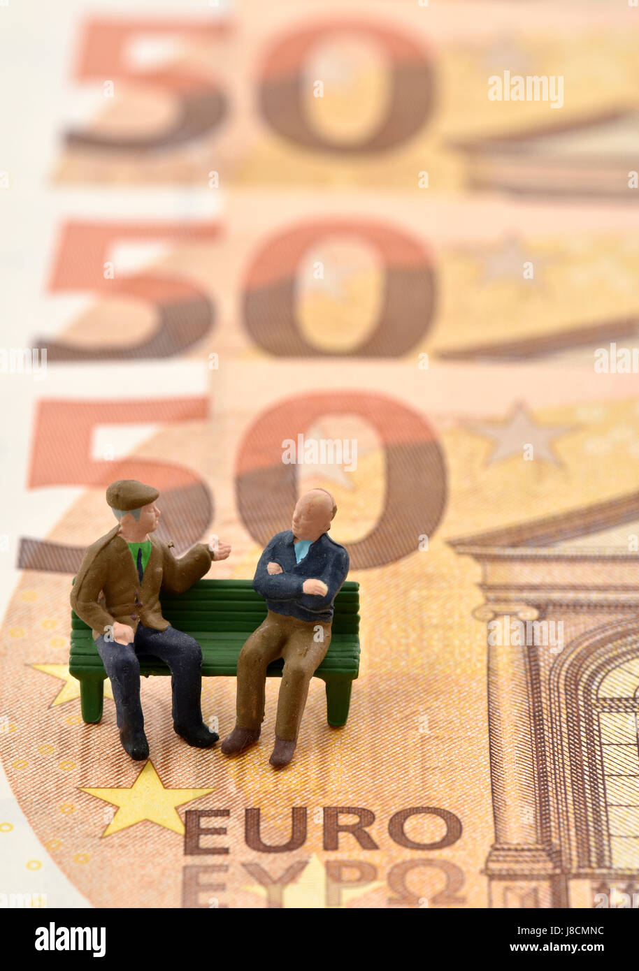 Symbolisches Bild Rente, Rentner, Pflegeversicherung, private und staatliche Bestimmungen, Banknoten, euro Stockfoto