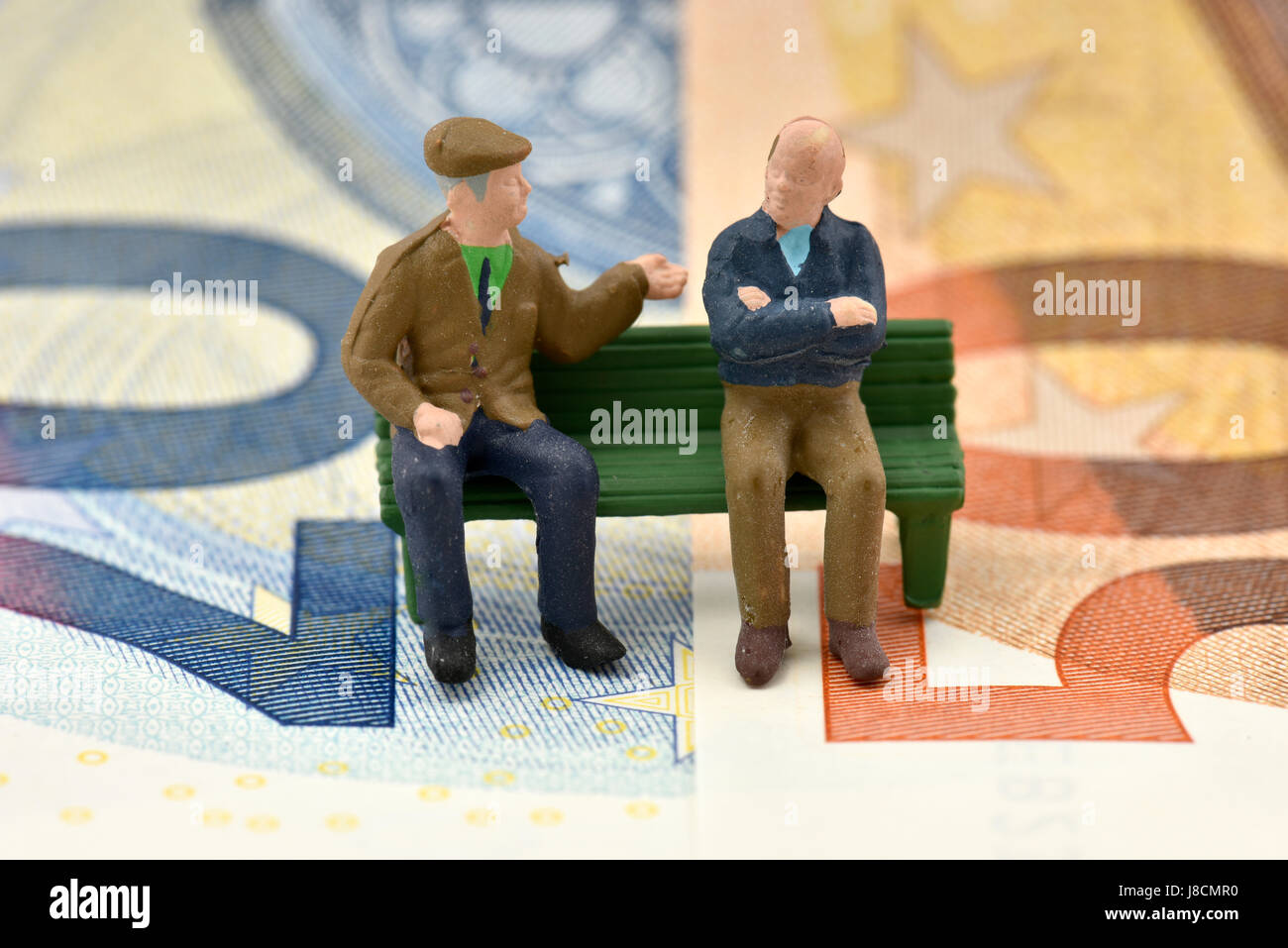 Symbolisches Bild Rente, Rentner, Pflegeversicherung, private und staatliche Bestimmungen, Banknoten, euro Stockfoto