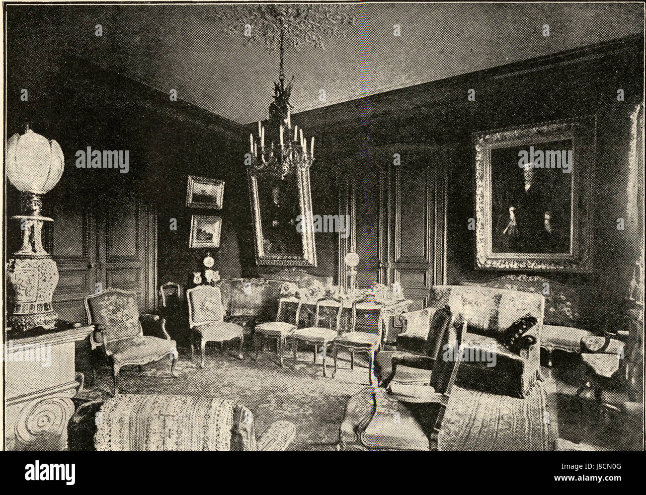 Dieses Bild zeigt den großen Salon von Jules Vernes Haus im Jahr 1894. Verne, der berühmte französische Schriftsteller, lebte in diesem Haus, das heute Teil seines Vermächtnisses ist. Der Raum spiegelt die zeitgenössische Einrichtung und den literarischen Erfolg des Autors wider. Stockfoto