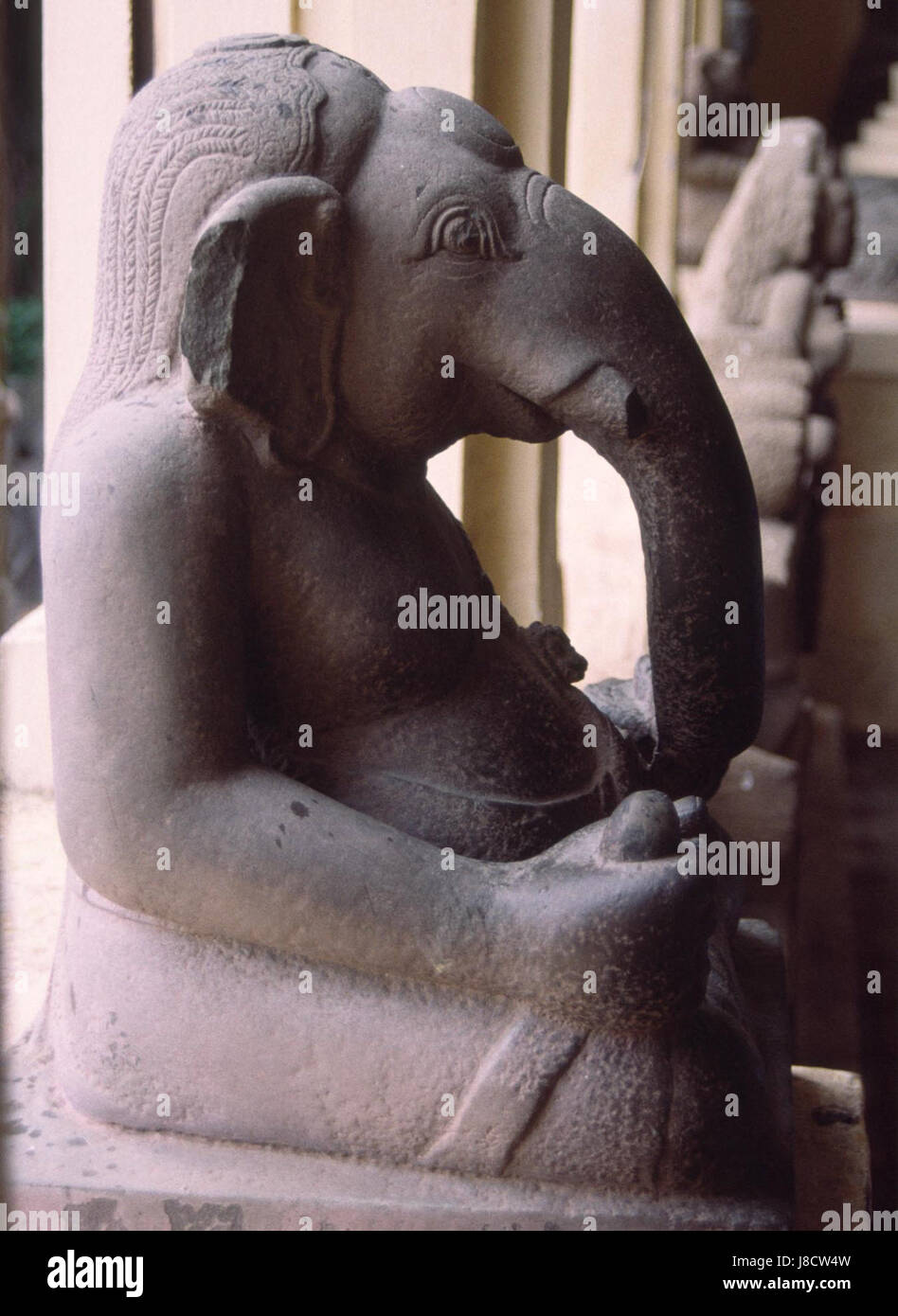 Eine Darstellung von Ganesha, dem hinduistischen Gott der Weisheit, des Wohlstands und des Entfernens von Hindernissen, oft gekennzeichnet durch einen Elefantenkopf und menschlichen Körper, der in der indischen Kultur weithin verehrt wird. Stockfoto