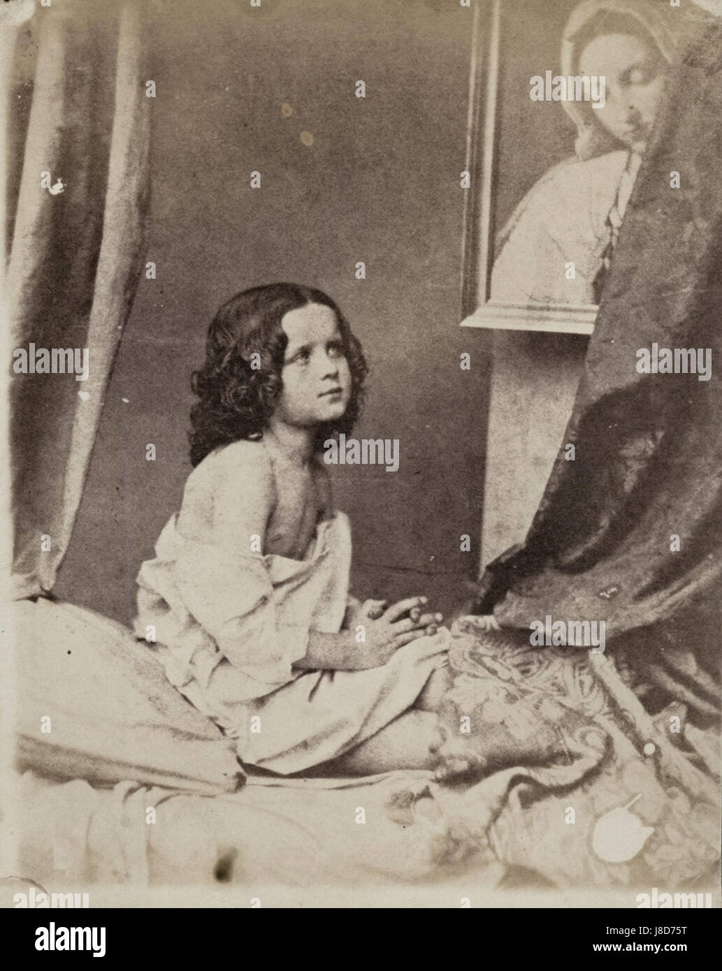 Dieses Porträt von Franz Hanfstaengl zeigt Eugenie von Klenze, die für ihre Rolle in der Kulturszene des 19. Jahrhunderts bekannt ist. Das Bild ist ein bedeutendes Werk, das ihre herausragende gesellschaftliche Stellung und ihren Einfluss in der europäischen Gesellschaft verdeutlicht. Stockfoto