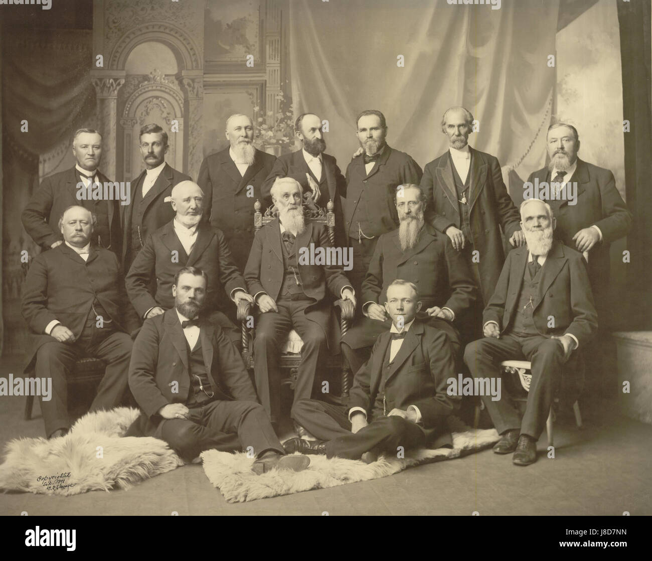 Die erste Präsidentschaft und die zwölf Apostel von 1898 waren Schlüsselfiguren in der Führungsstruktur der Kirche Jesu Christi der Heiligen der Letzten Tage. Diese Gruppe hatte während dieser Zeit bedeutende spirituelle und administrative Rollen innerhalb der Kirche inne. Stockfoto