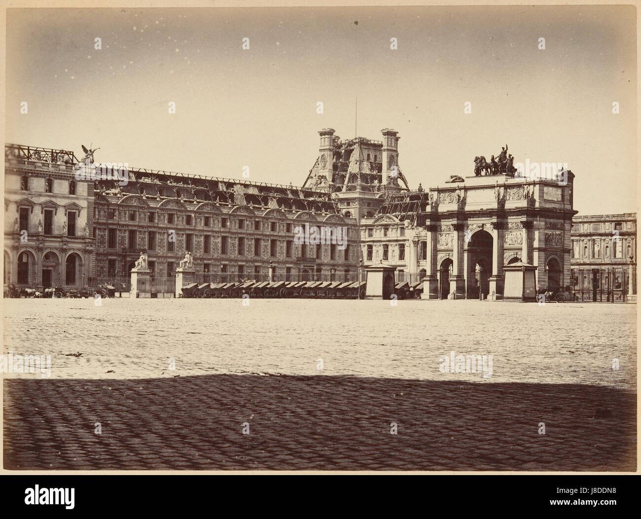 Dieser Band mit dem Titel „Les Ruines de Paris et de ses environs“ enthält 100 Fotografien, die die Ruinen von Paris und seiner Umgebung nach dem Deutsch-Französischen Krieg von 1870–1871 dokumentieren. Es bietet eine visuelle Aufzeichnung der Zerstörung während des Konflikts. Stockfoto