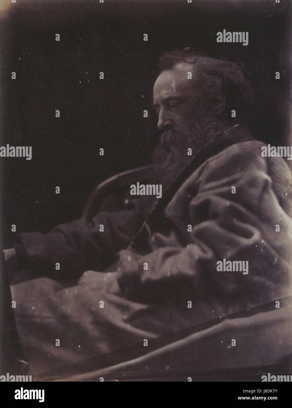 Dieses Foto, aufgenommen von Julia Margaret Cameron, zeigt ein Profil des berühmten britischen Malers George Frederic Watts. Watts’ Beitrag zur viktorianischen Kunst ist für seine Porträts und allegorischen Werke bekannt und Camerons intime Darstellung fängt seinen Charakter ein. Stockfoto