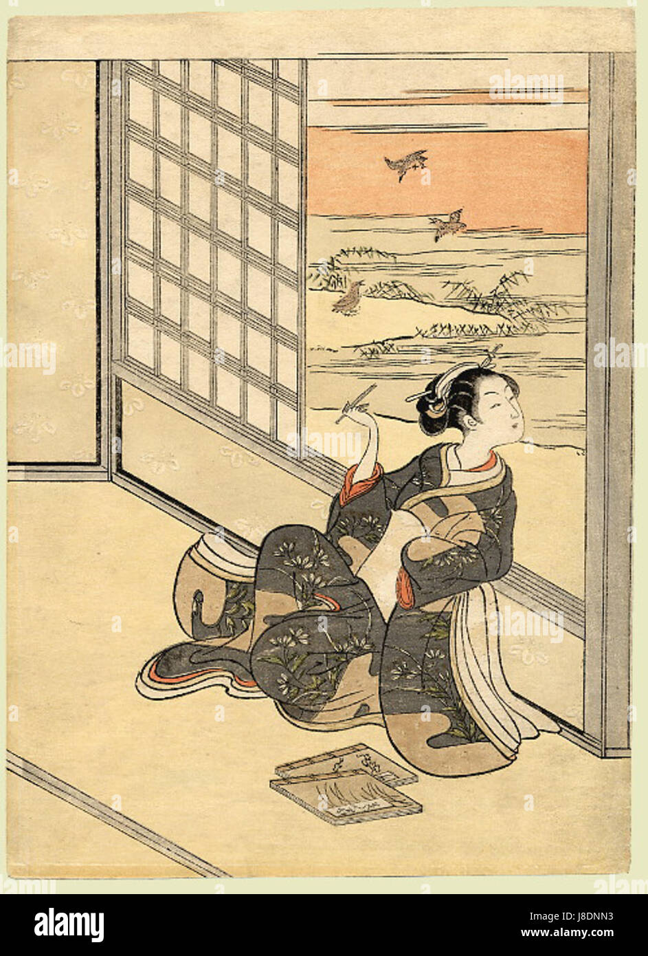 Harunobu war ein japanischer Ukiyo-e-Künstler, der für seine Holzschnitte bekannt ist. Der Shoji-Bildschirm ist ein Beispiel für seine komplizierten Entwürfe und zeigt traditionelle japanische Szenen und Ästhetik. Stockfoto