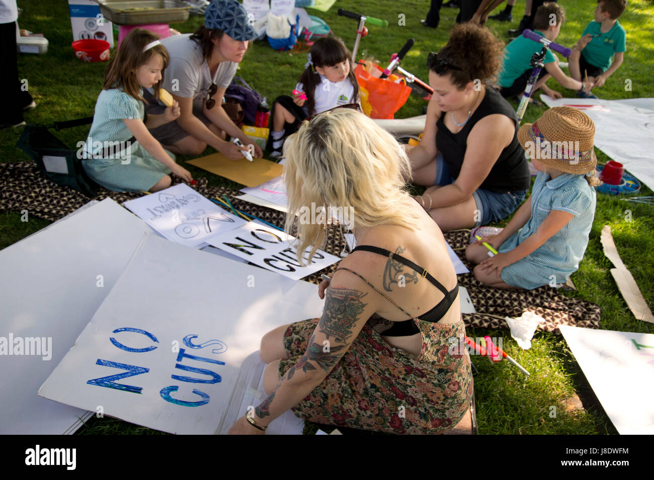 Protest gegen die Regierung plant, mehr als 600 Lehrer in Hackney zu schneiden. Eltern und Schüler machen Schilder und Plakate sagen "Keine Kürzungen". Stockfoto