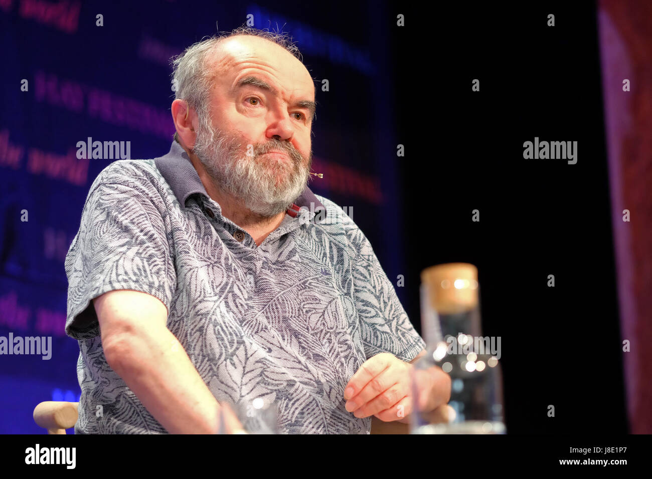 Hay Festival 2017 - Heu auf Wye, Wales, Großbritannien - Mai 2017 - Komödie Verfasser Andy Hamilton auf der Bühne sprechen über seinen ersten Roman Der Stern Zeugnis im Hay Festival - Kreditkarten: Steven Mai/Alamy leben Nachrichten Stockfoto