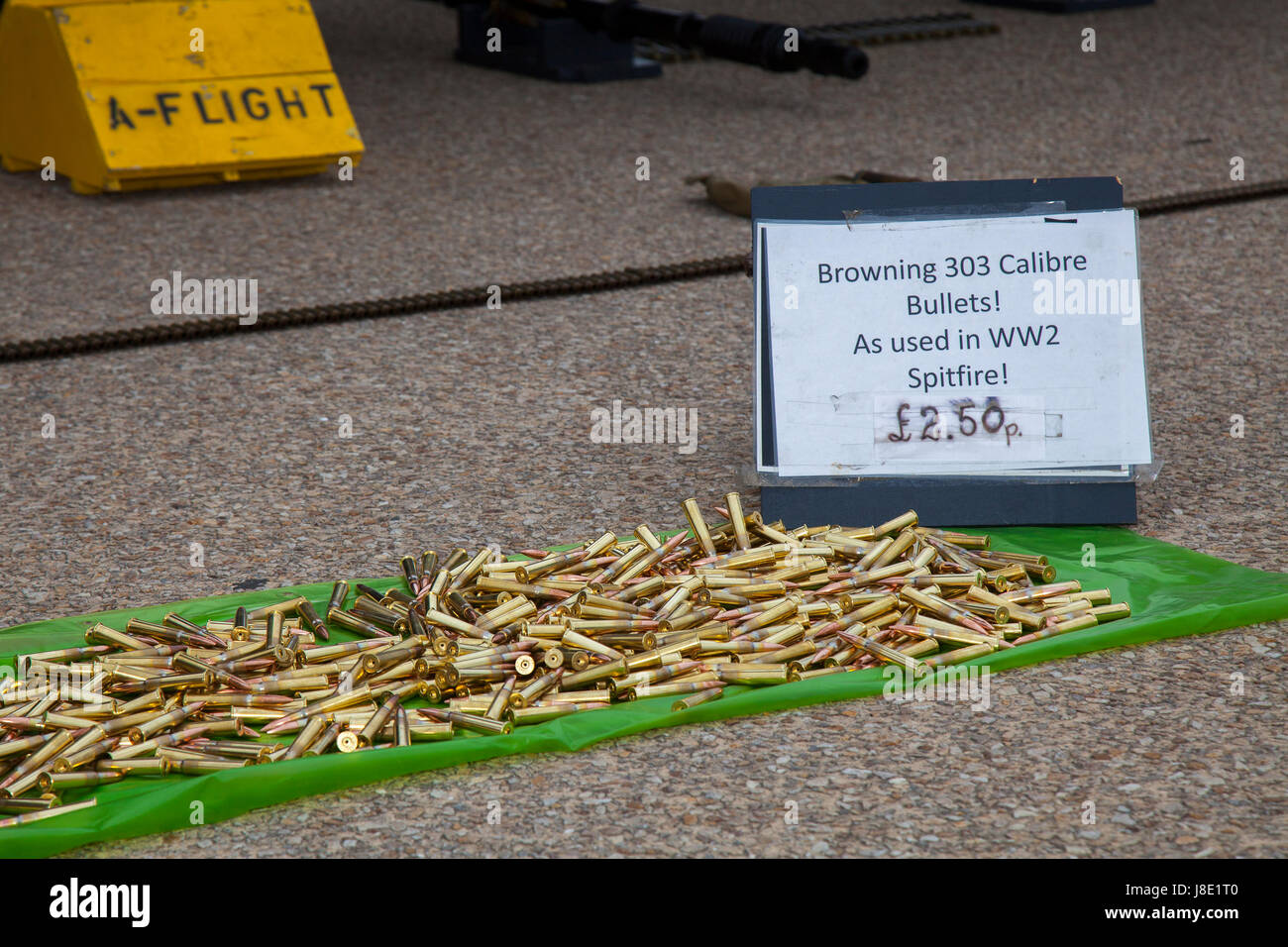 Blackpool, Fylde Küste, Lancashire, UK. 28. Mai 2017. Bank Urlaubsattraktionen. Verkauf von Kugeln für einen guten Zweck zur Erhaltung der seltenen arbeiten 2. Weltkrieg Spitfire. Lytham St Annes Spitfire Visitor Centre ist dieses Flugzeug ein beliebtes Display und eine große Touristenattraktion. Einige Leute eventuell, dass der Verkauf von Replik Munition nach dem Wochen-Event in Manchester unempfindlich ist. Kredite; MediaWorldImages/AlamyLiveNews Stockfoto