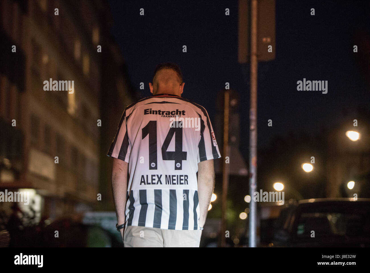 Ein Fan der deutschen Fußball-Club Eintrach Frankfurt trägt eine Trikot des  Frankfurter vorwärts Alex Meier, während zu Fuß nach Hause, nachdem gerade  das DFB-Pokal-Finale zwischen Borussia Dortmund und Eintracht Frankfurt in  einem