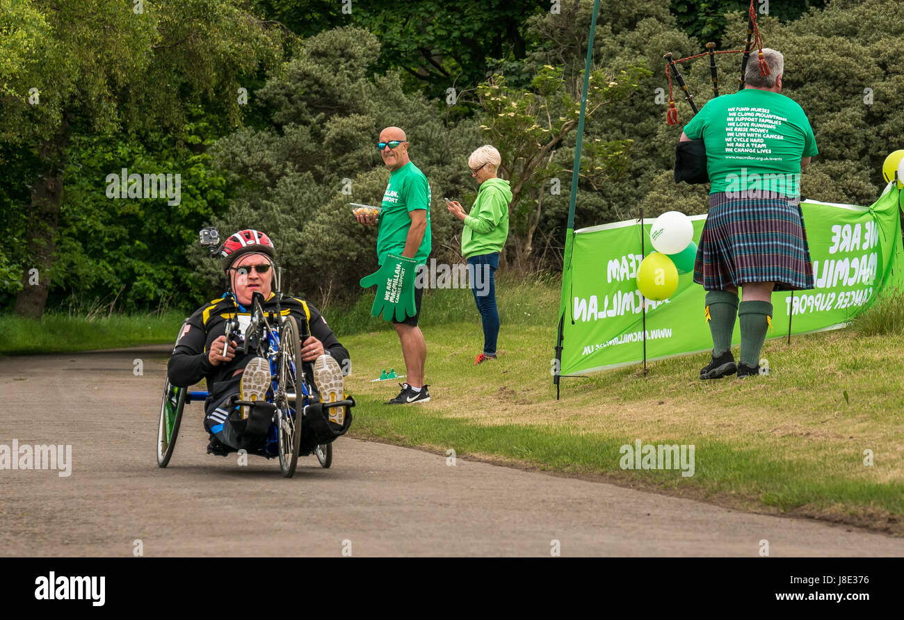 Männlicher Konkurrent mit einem angepassten Handrad beim Edinburgh Marathon Festival 2017, Gosford Estate, East Lothian, Schottland, Großbritannien Stockfoto