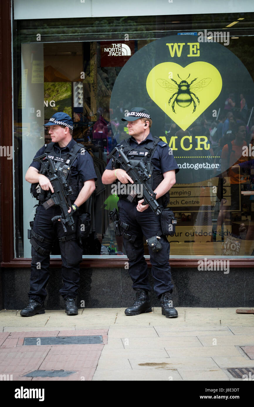 Manchester, UK. 28. Mai 2017. Bewaffnete Polizisten auf der Wache an der Great Manchester Run. Bildnachweis: Andy Barton/Alamy Live-Nachrichten Stockfoto