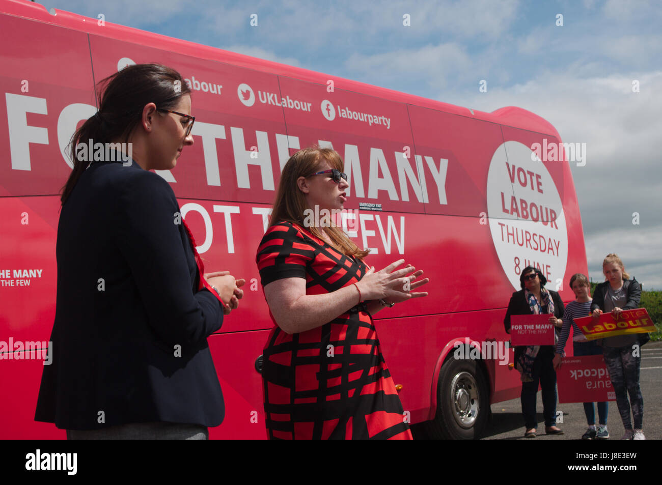 Leadgate, UK. 28. Mai 2017. Angela Rayner, Schatten Staatssekretär für Bildung, Recht, Kampagnen für die Arbeit im Wahlkreis North West Durham. Laura Pidcock, ist links, der arbeitsrechtlichen Kandidat in der Hoffnung, ehemaliger Bildungsminister der Schatten, Pat Glass zu ersetzen, die beschlossen, dass sie zurücktreten würde. Bildnachweis: Colin Edwards/Alamy Live-Nachrichten Stockfoto