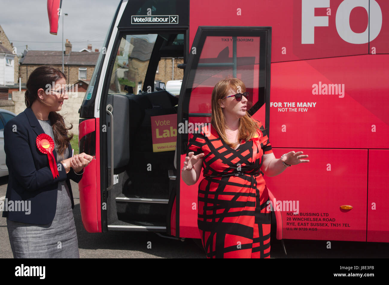 Leadgate, UK. 28. Mai 2017. Angela Rayner, Schatten Staatssekretär für Bildung, Recht, mit lokalen Kandidaten für Labour Laura Pidcock im Wahlkreis North West Durham Credit: Colin Edwards/Alamy Live News Stockfoto