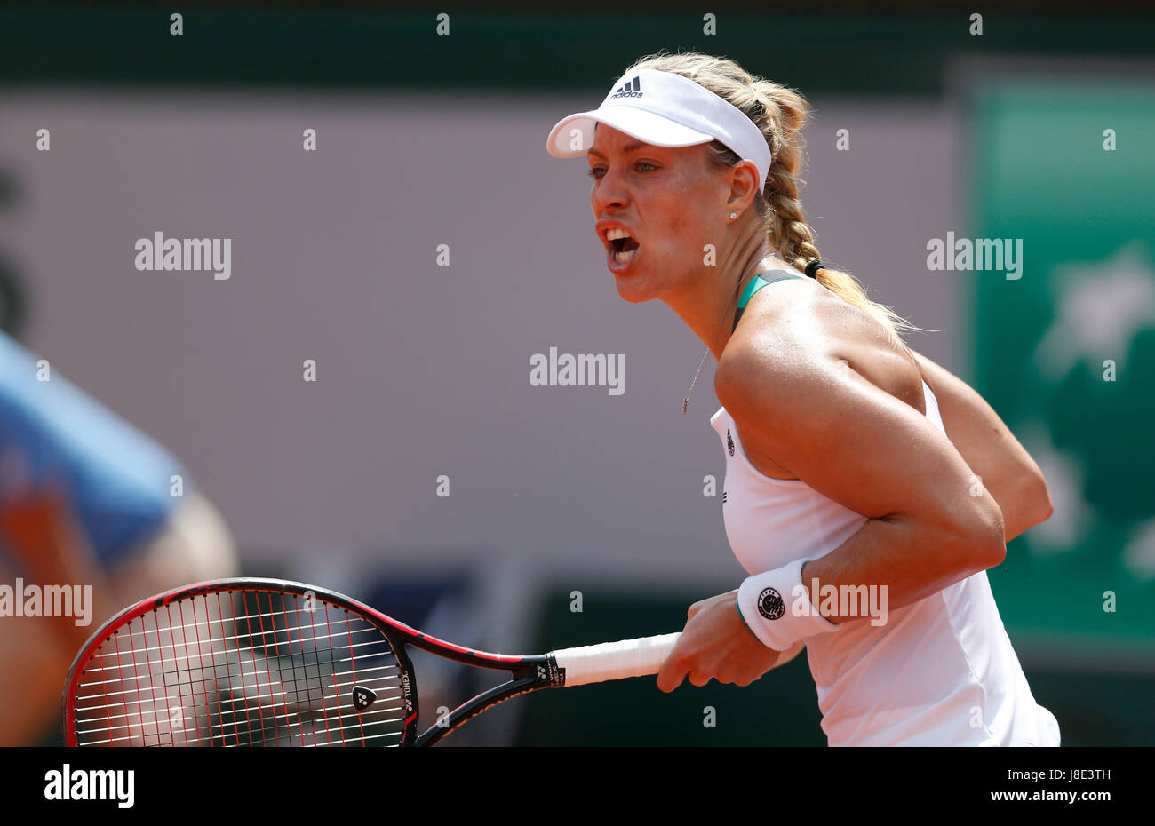 Paris, Frankreich. 28. Mai 2017. Angelique Kerber Deutschland reagiert während der Frauen Singles erstes Vorrundenspiel mit Ekaterina Makarova Russlands auf Französisch Open Tennis Turnier 2017 in Roland Garros, Paris, Frankreich am 28. Mai 2017. Bildnachweis: Han Yan/Xinhua/Alamy Live-Nachrichten Stockfoto