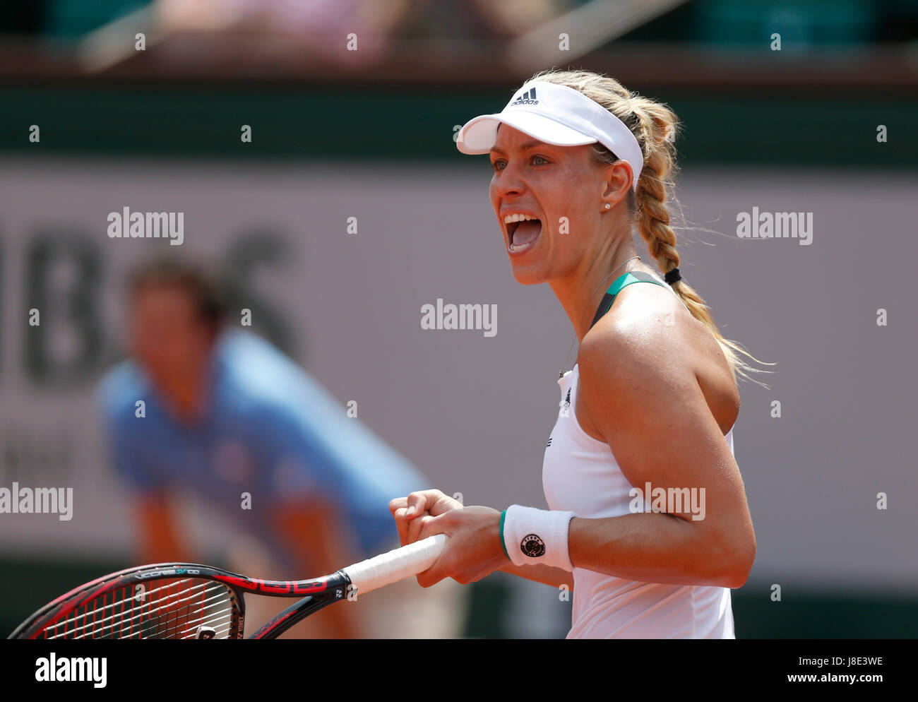 Paris, Frankreich. 28. Mai 2017. Angelique Kerber Deutschland reagiert während der Frauen Singles erstes Vorrundenspiel mit Ekaterina Makarova Russlands auf Französisch Open Tennis Turnier 2017 in Roland Garros, Paris, Frankreich am 28. Mai 2017. Bildnachweis: Han Yan/Xinhua/Alamy Live-Nachrichten Stockfoto