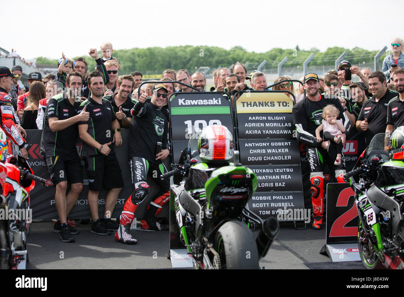 Donington Park, UK. 28. Mai 2017. Jonathan Rea feiert sein Rennen zu gewinnen und den 100. Sieg für Kawasaki World Superbike Kredit: Steven Reh/Alamy Live News Stockfoto