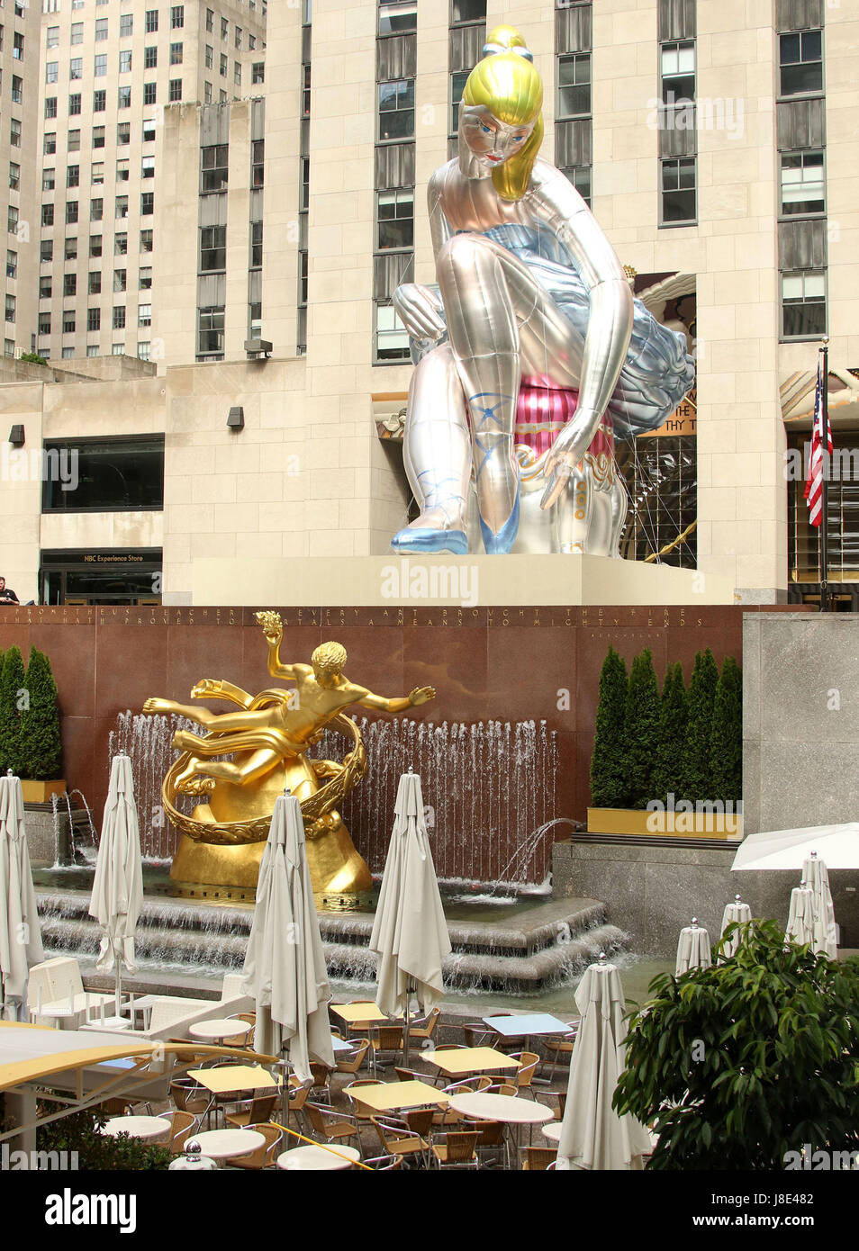 28. Mai 2017 - New York, New York, USA - "Sitzende BALLERINA" Jeff Koons 45-Fuß hohe aufblasbare Skulptur über den goldenen PROMETHEUS, 18 Fuß hoch, acht Tonnen vergoldeter Bronze Guss Skulptur erstellt von Paul Manship 1934 steht im Rockefeller Center gelegen. Koons ist eine jüngste Kontroverse beteiligt, als er gezwungen war, erkannte er das Design vom bekannten ukrainischen Bildhauer Oksana Zhnikrup reproduziert. (Bild Kredit: Nancy Kaszerman © über ZUMA Draht) Stockfoto