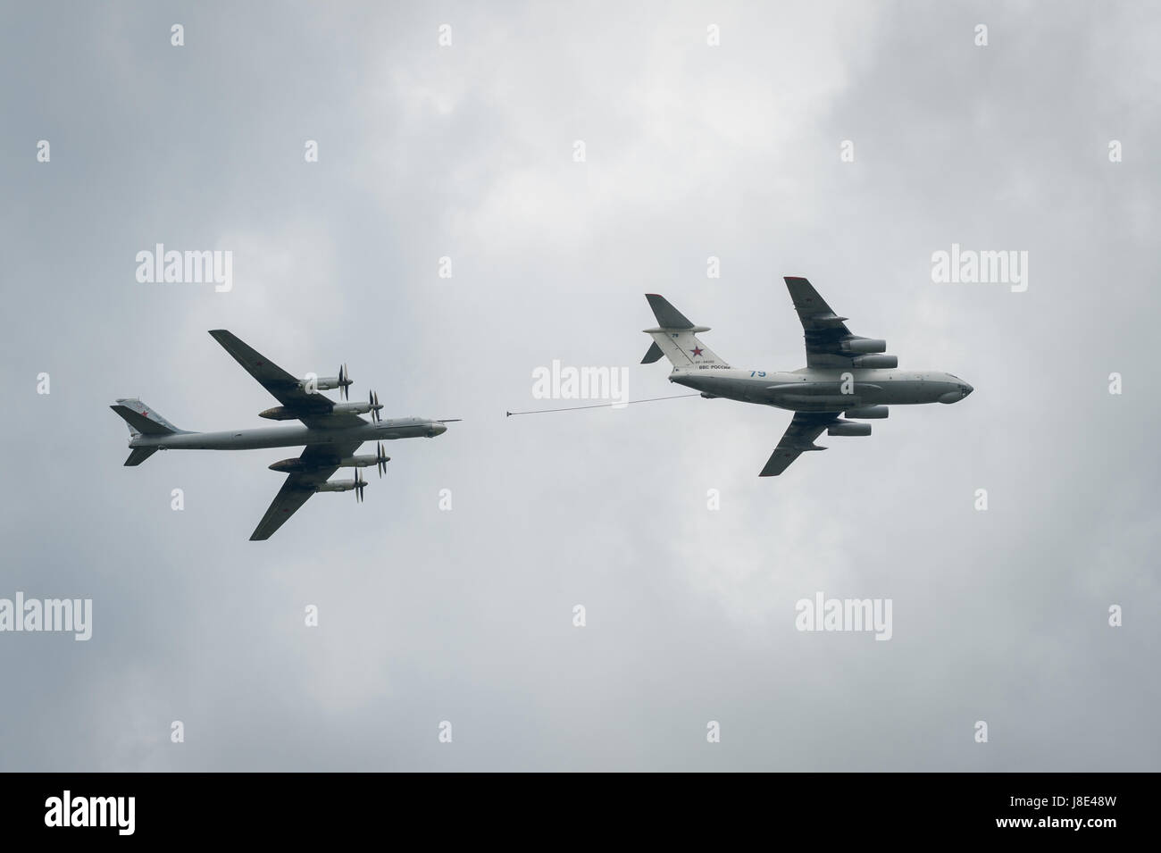 27. Mai 2017 - Tambow, Tambow, Russland - 27. Mai in der Stadt Tambov (Russland) den traditionellen Urlaub Show fand. Das Publikum sah die russische Flugzeuge TU - 95 MS, IL - 78, an - 12, TU - 134A, TU - 134 UBL, sowie die Leistung der Luftfahrt Gruppe Kunstflug russische Luftwaffe '' Falcons of Russia'' auf SU Â €"30 (Credit-Bild: © Aleksei Sukhorukov über ZUMA Draht) Stockfoto