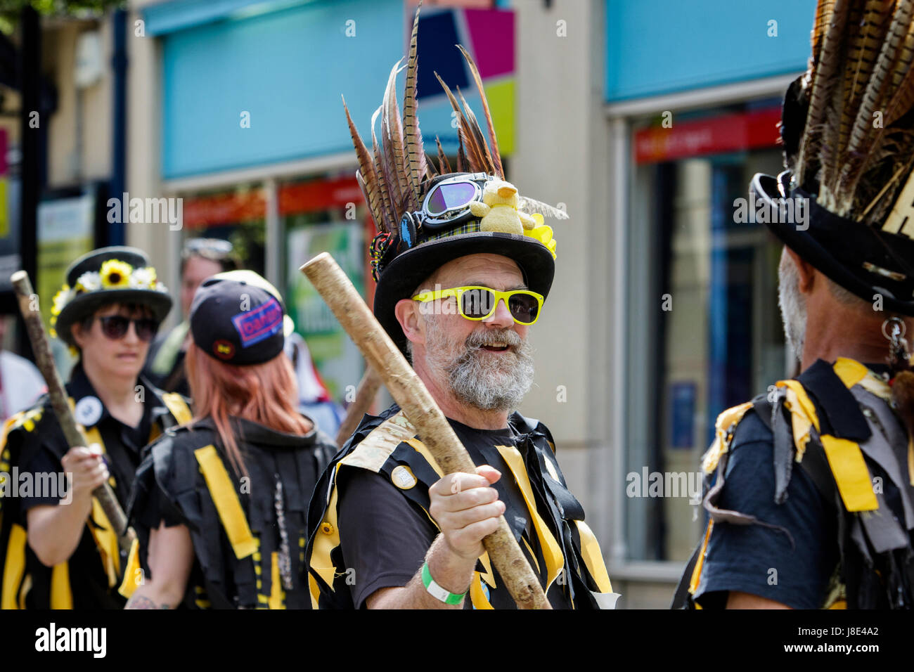 Chippenham, UK. 28. Mai 2017. Tänzerinnen und Tänzer aus der Wreckers Border Morris aus Cornwall sind abgebildet, wie sie am zweiten Tag des 2017 Chippenham folk Festival durchzuführen. Das Festival findet über 4 Tage und gilt als eines der führenden folk Festivals im Land. Bildnachweis: Lynchpics/Alamy Live-Nachrichten Stockfoto