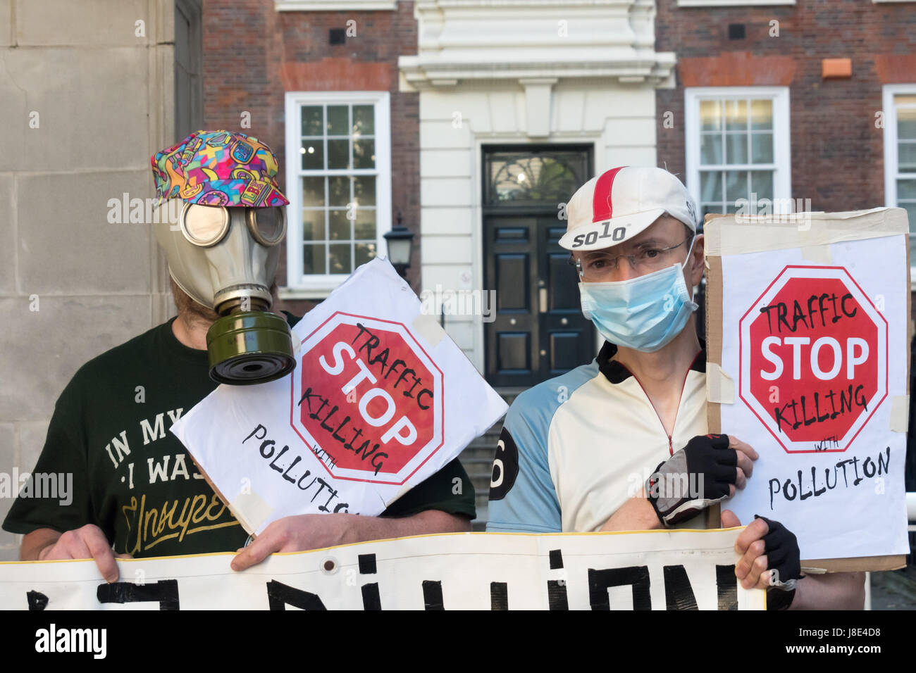 26. Mai 2017 - London, UK - London UK. 26. Mai 2017. Stop Killing Radfahrer protest Vigil und sterben in außerhalb der Tory-Partei HQ markiert den Tod von schätzungsweise 280.000 Menschen durch Luftverschmutzung, weitgehend Transport im Zusammenhang und weitere geschätzt 168.000 Menschen aus Inaktivität Krankheiten aufgrund des Fehlens von geschützten Radwege, da die Tories im Jahr 2017 gewählt wurden. Sie fordern, dass saubere Luft geschützten Fahrradinfrastruktur bis 2020 10 % des Haushaltsplans Transport aufgewendet werden. Ein ähnlicher Protest fand außerhalb der Arbeit HQ eine Woche zuvor. Ein weiterer Cylist war rufst per LKW in Kensitington dieser w Stockfoto