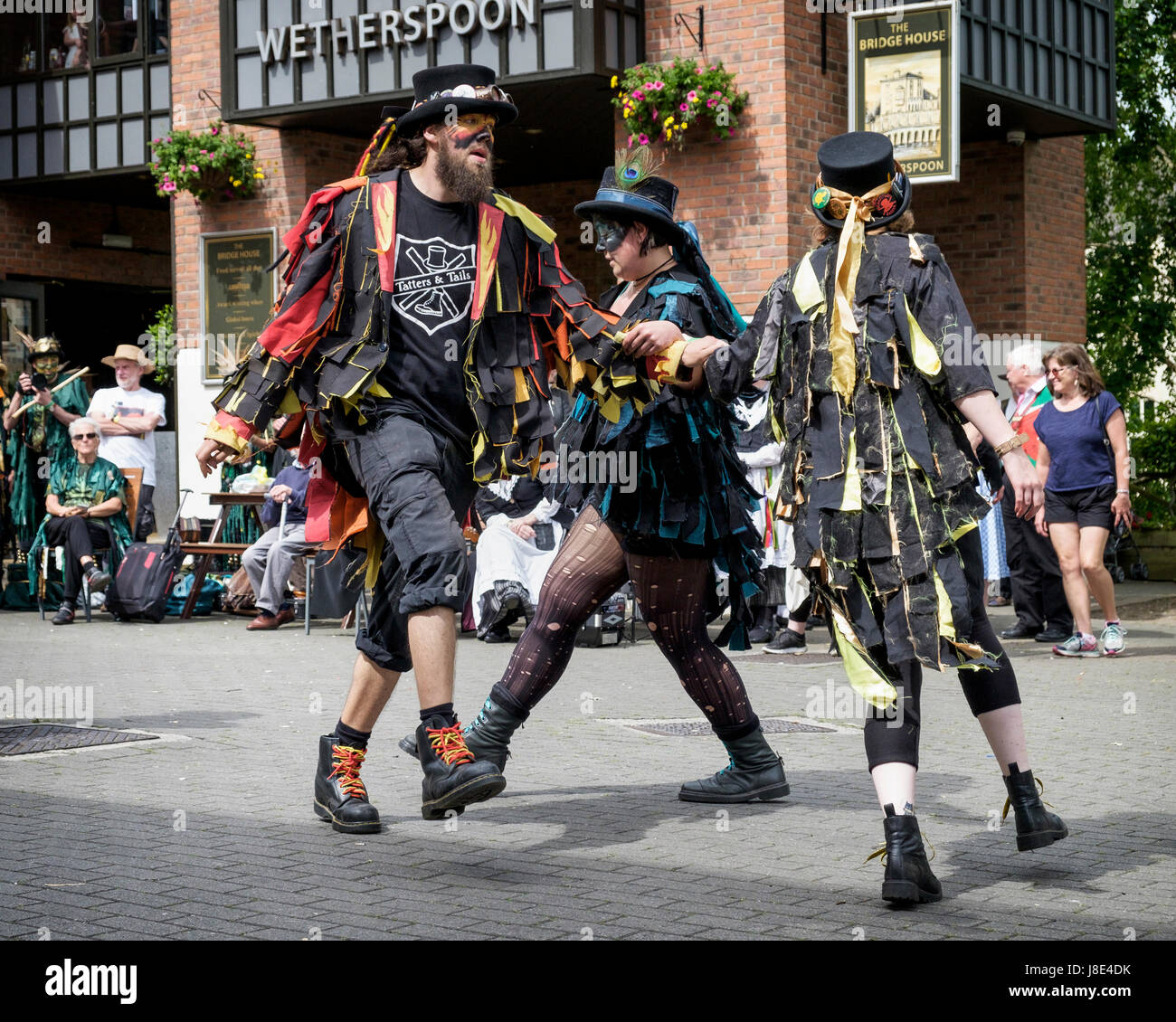 Chippenham, UK. 28. Mai 2017. Tänzerinnen und Tänzer aus Fetzen & Tails sind abgebildet, wie sie am zweiten Tag des 2017 Chippenham folk Festival durchzuführen. Das Festival findet über 4 Tage und gilt als eines der führenden folk Festivals im Land. Bildnachweis: Lynchpics/Alamy Live-Nachrichten Stockfoto