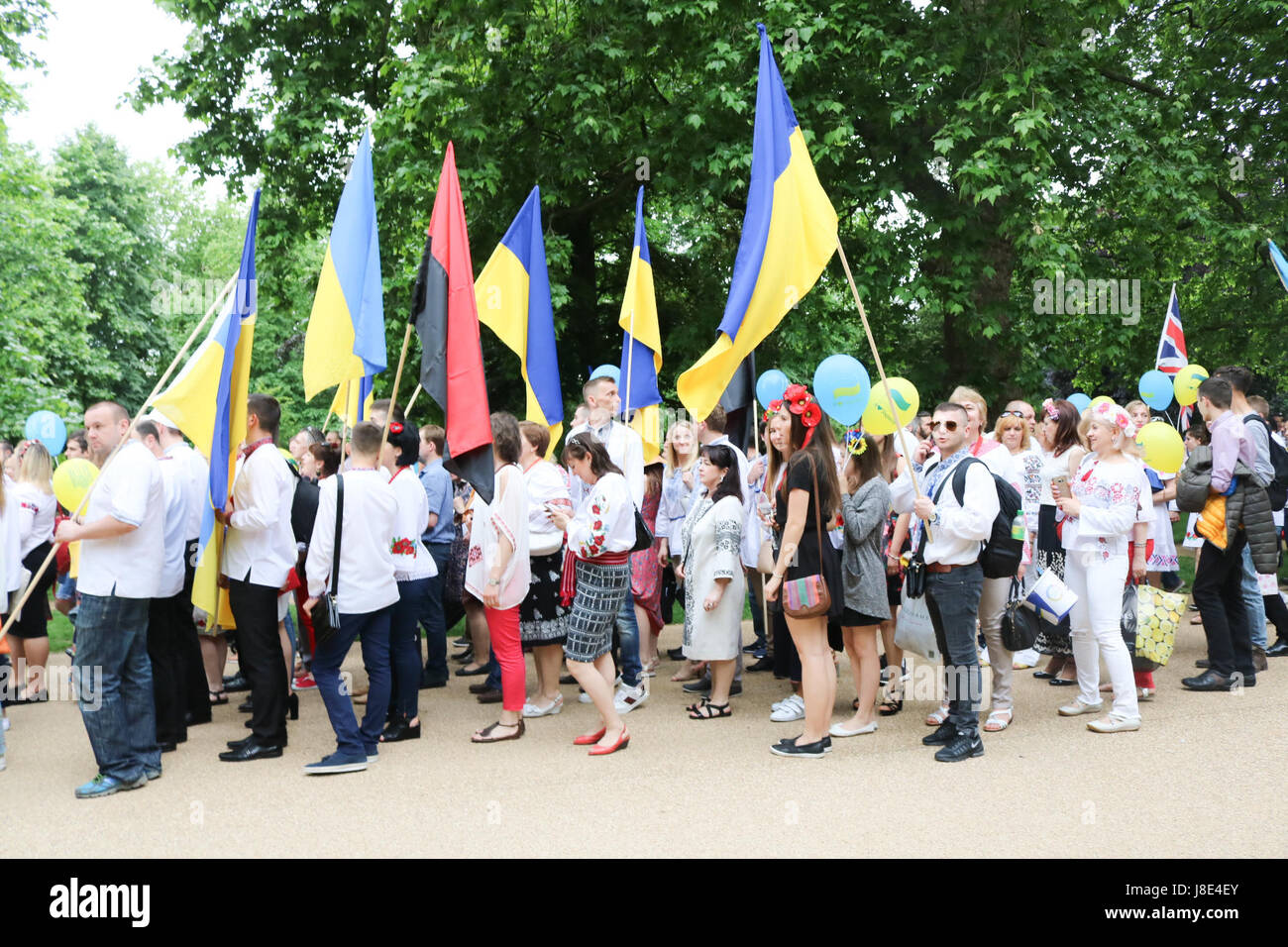 London, UK. 28. Mai 2017. Mitglieder der ukrainischen Gemeinde in London marschieren durch den Hyde Park, Vyshyvanka, gekleidet in ukrainischer Sprache feiern bestickte Hemden und Trachten als Symbol für die Einheit der Ukraine Credit: Amer Ghazzal/Alamy Live-Nachrichten Stockfoto