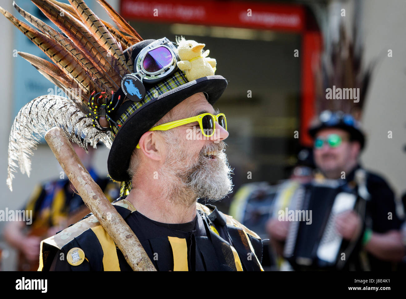 Chippenham, UK. 28. Mai 2017. Ein Tänzer aus der Wreckers Border Morris aus Cornwall ist abgebildet, wie er am zweiten Tag des 2017 Chippenham folk Festival führt. Das Festival findet über 4 Tage und gilt als eines der führenden folk Festivals im Land. Bildnachweis: Lynchpics/Alamy Live-Nachrichten Stockfoto