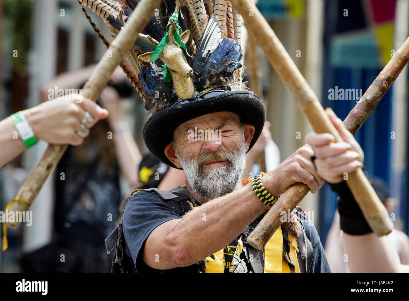 Chippenham, UK. 28. Mai 2017. Ein Tänzer aus der Wreckers Border Morris aus Cornwall ist abgebildet, wie er am zweiten Tag des 2017 Chippenham folk Festival führt. Das Festival findet über 4 Tage und gilt als eines der führenden folk Festivals im Land. Bildnachweis: Lynchpics/Alamy Live-Nachrichten Stockfoto