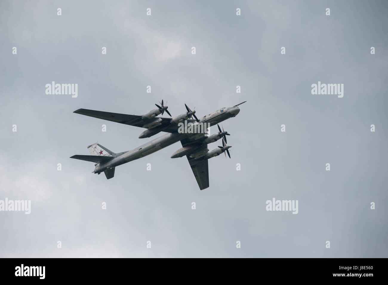 27. Mai 2017 - Tambow, Tambow, Russland - 27. Mai in der Stadt Tambov (Russland) den traditionellen Urlaub Show fand. Das Publikum sah die russische Flugzeuge TU - 95 MS, IL - 78, an - 12, TU - 134A, TU - 134 UBL, sowie die Leistung der Luftfahrt Gruppe Kunstflug russische Luftwaffe '' Falcons of Russia'' auf SU Â €"30 (Credit-Bild: © Aleksei Sukhorukov über ZUMA Draht) Stockfoto