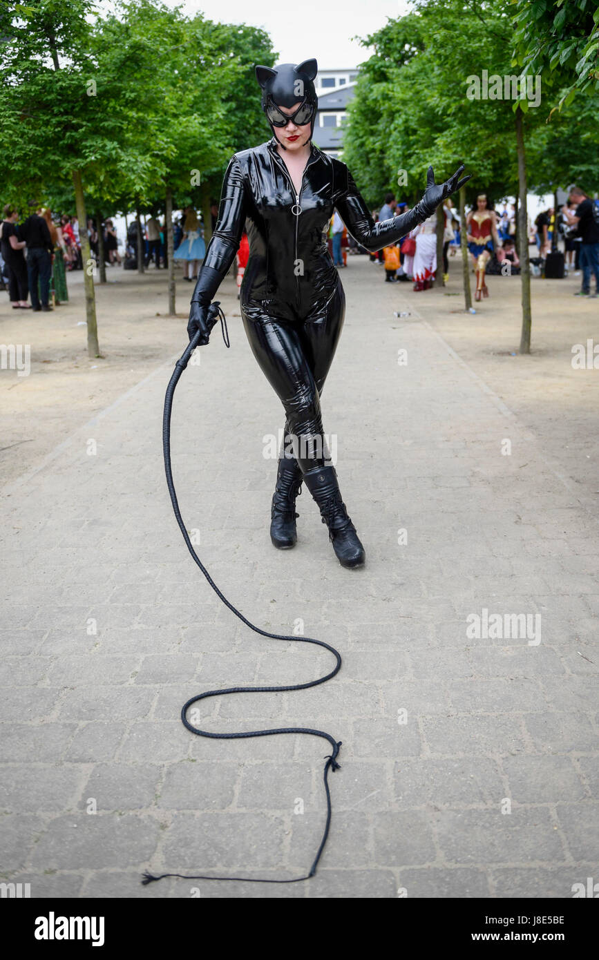 Dressed in a catwoman costume Stockfotos und -bilder Kaufen - Alamy