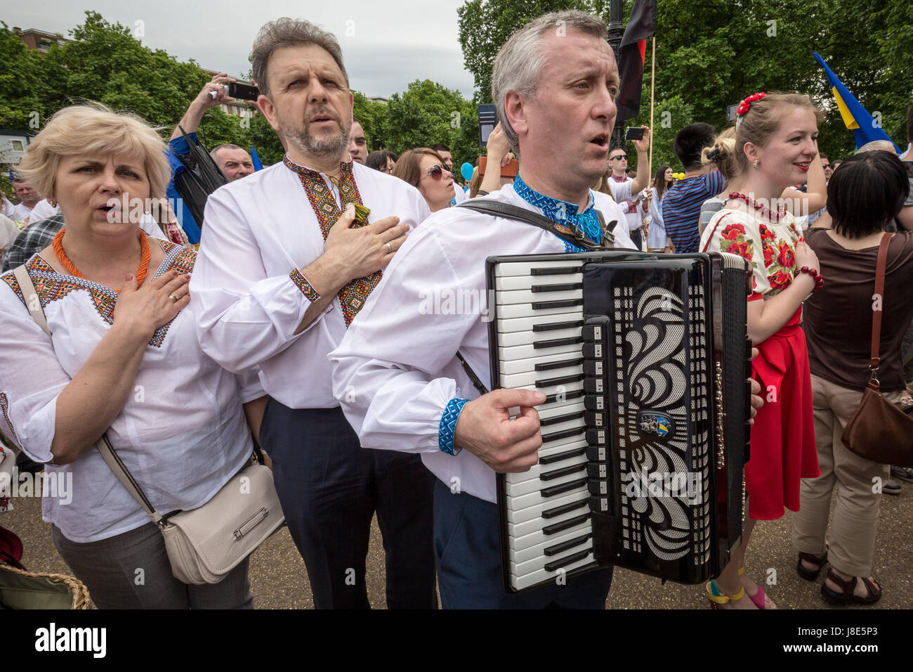 London, UK. 28. Mai 2017. Jährliche Vyshyvanka März. Hunderte von britischen Ukrainer Rallye und März gekleidet in traditionellen bestickten Trachten anlässlich des nationalen Vyshyvanka. © Guy Corbishley/Alamy Live-Nachrichten Stockfoto