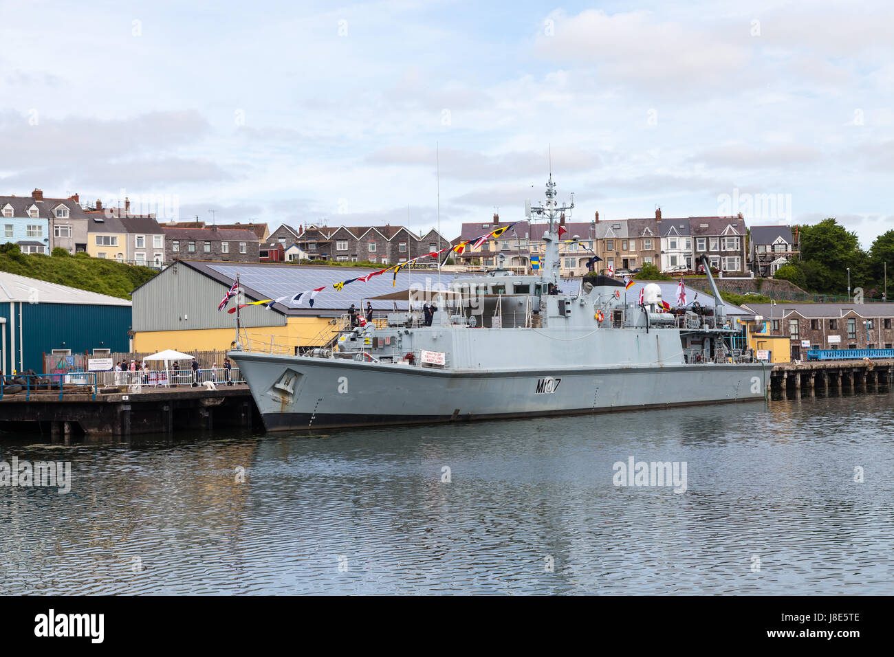 Milford Haven, Großbritannien. 28. Mai 2017. Besucher heute HMS Pembroke in Milford Haven einsteigen. Die Royal Navy Minesweeper war am Sonntag 12:00-16:00 für die Öffentlichkeit zugänglich. HMS Pembroke ist ein Minehunter Sandown-Klasse der Royal Navy. Rumpf und Aufbauten sind aus verstärkten Kunststoff (GFK) gebaut. Bildnachweis: Derek Phillips/Alamy Live-Nachrichten Stockfoto