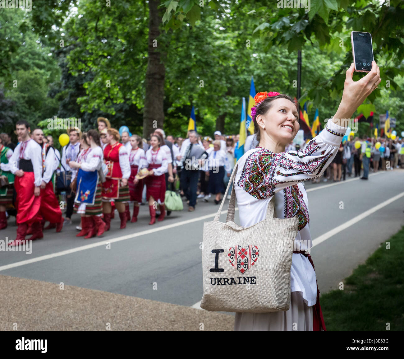 London, UK. 28. Mai 2017. Jährliche Vyshyvanka März. Hunderte von britischen Ukrainer Rallye und März gekleidet in traditionellen bestickten Trachten anlässlich des nationalen Vyshyvanka. © Guy Corbishley/Alamy Live-Nachrichten Stockfoto