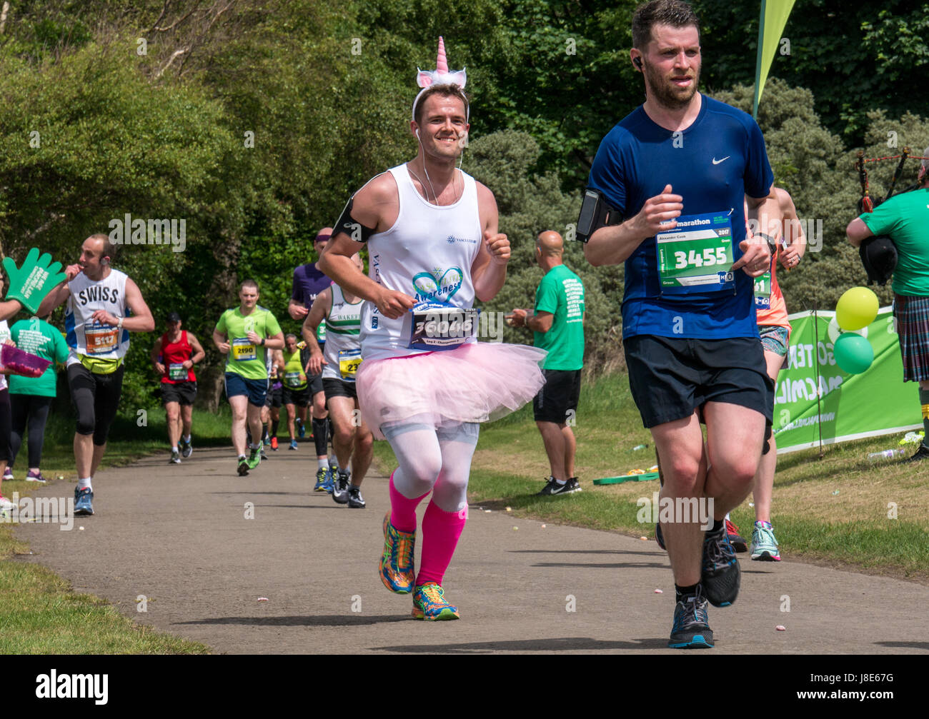 Gosford Estate East Lothian, Schottland, Großbritannien. 28 Mai, 2017. Ein lächelnder Mann in Fancy Tutu Kleid und rosa Socken in die Edinburgh Marathon Festival 2017 in Gosford Immobilien an der Meile 18. Stockfoto