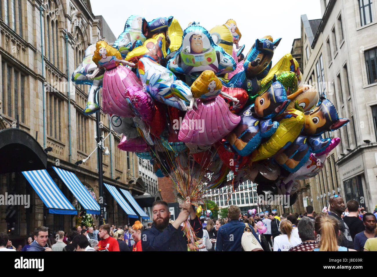 Manchester, UK. 28. Mai 2017. Ein Mann verkauft Luftballons in der größeren Manchester Run auf Sonntag, 28. Mai 2017. Bildnachweis: Pablo O'Hana/Alamy Live-Nachrichten Stockfoto