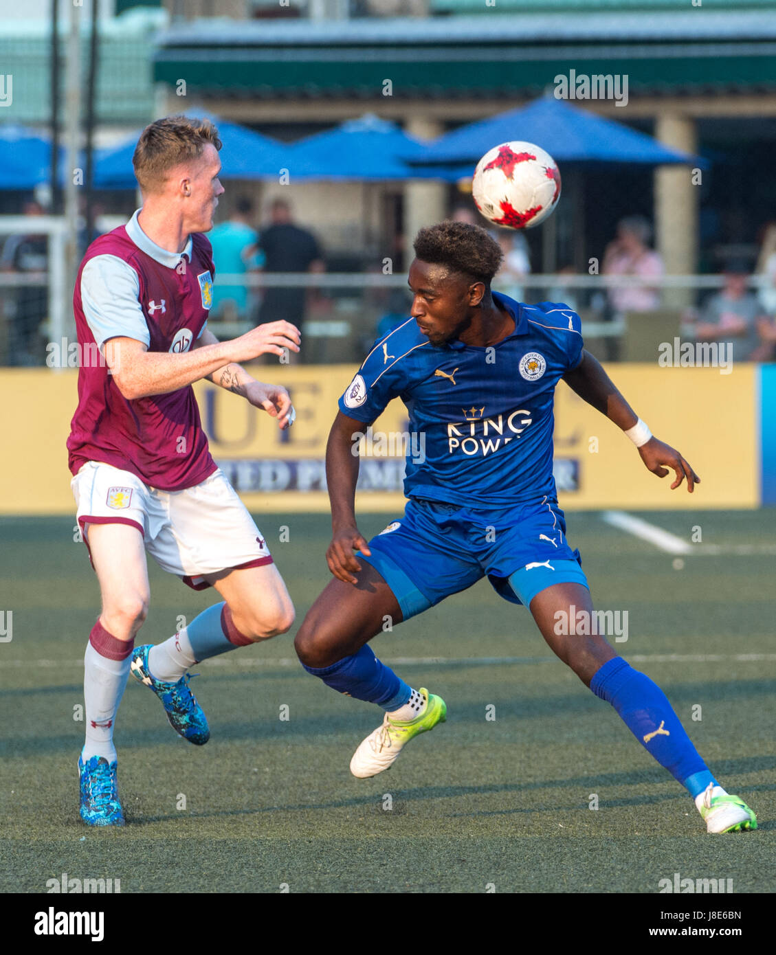 Hong Kong, China. 28. Mai 2017. Lamine Kaba Sherif von Leicester City (R) in Aktion. Leicester City gewinnen ihren zweiten HKFC Citi Soccer Sevens-Titel nach einem 3: 0 Sieg über Titelverteidiger Aston Villa im Finale. 2017 Hong Kong Soccer Sevens an der Hong Kong Football Club Causeway Bay. Bildnachweis: Jayne Russell/Alamy Live-Nachrichten Stockfoto